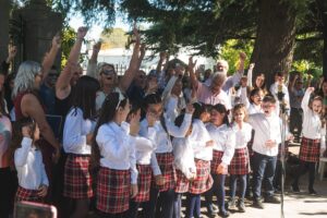 Con los brazos en alto, todos juntos: “¡hip hip hip hurra!”