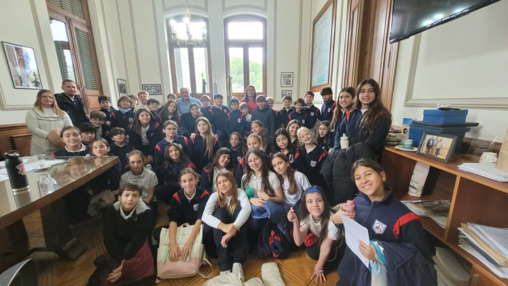 Alumnos fueron recibidos por el intendente y presenciaron parte de la sesión del Concejo Deliberante