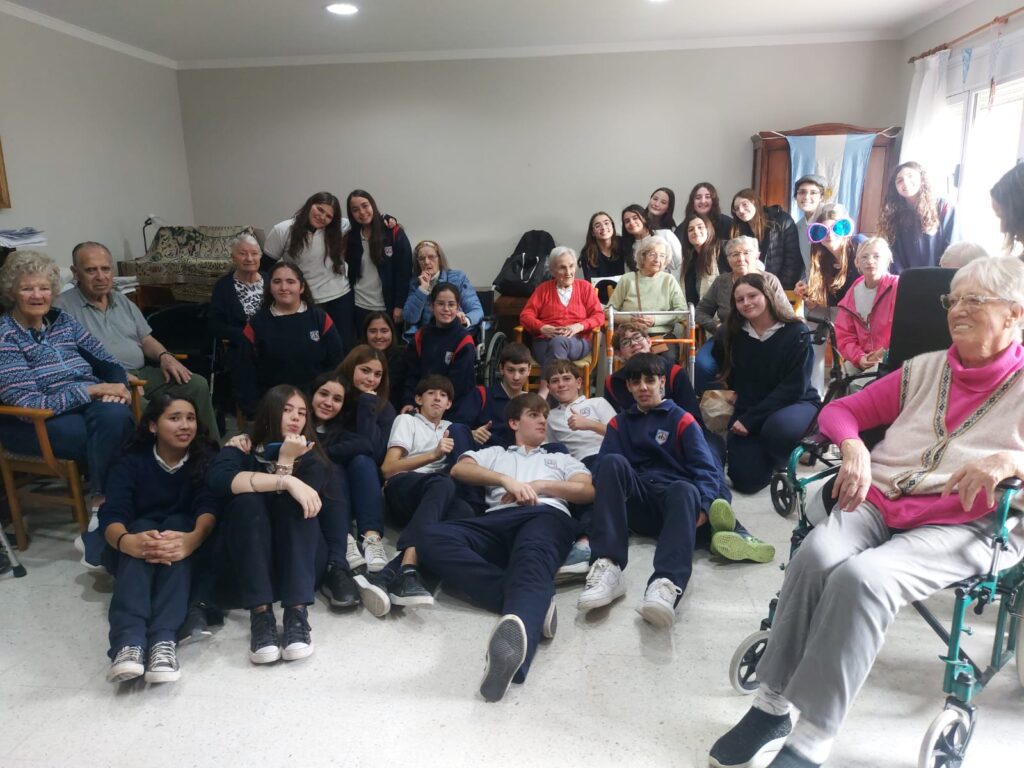 Alumnos en El Atardecer: un encuentro intergeneracional muy valioso