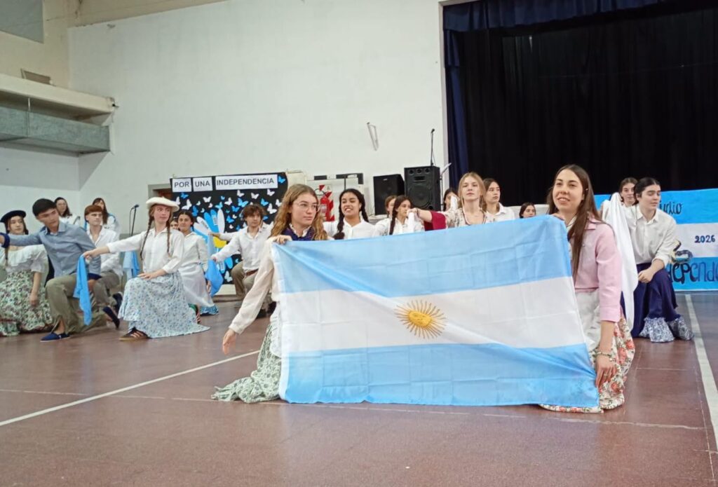 Independencia: Danza, música e invitados en el acto del Secundario