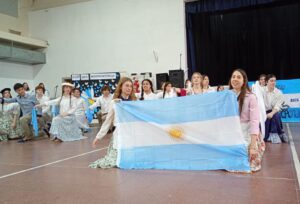 Independencia: Danza, música e invitados en el acto del Secundario